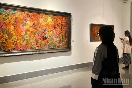 Công chúng thưởng thức các tác phẩm tại triển lãm "Mộng nhiệt đới".
