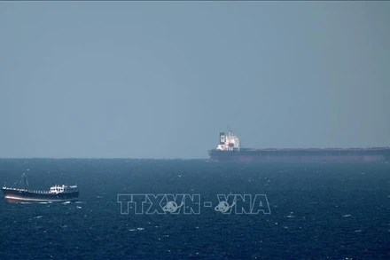Tàu chở dầu tại Eo biển Hormuz ở ngoài khơi vùng biển Khasab (Oman). (Ảnh: TTXVN)