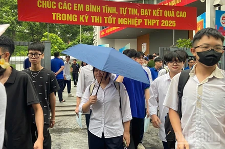 Thí sinh ra về sau khi hoàn thành Kỳ thi tốt nghiệp trung học phổ thông năm 2025.