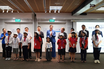 Đại diện của WHO tại Việt Nam, Quỹ AIP và các đối tác cùng các em nhỏ tại sự kiện. (Ảnh: WHO)