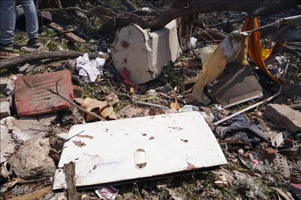 Mảnh vỡ máy bay của Hãng hàng không Air India tại hiện trường tai nạn ở thành phố Ahmedabad, bang Gujarat (Ấn Độ) ngày 12/6/2025. (Ảnh: THX/TTXVN)