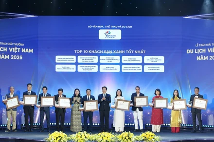 Đồng chí Mai Văn Chính, Ủy viên Trung ương Đảng, Phó Thủ tướng Chính phủ trao tặng danh hiệu cho Top 10 khách sạn xanh tốt nhất. (Ảnh: TRẦN HUẤN)