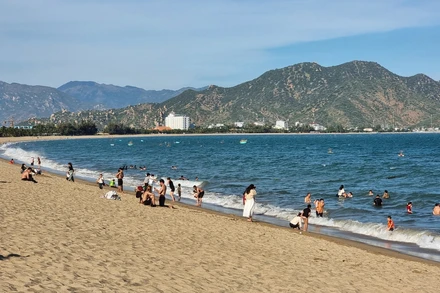 Khách du lịch khám phá biển Ninh Chữ. (Ảnh: TTXVN)