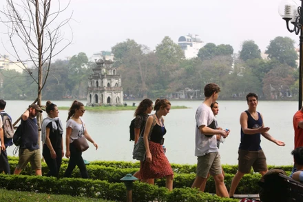 [Infographic] 6 tháng đầu năm 2025: Khách quốc tế đến Việt Nam đạt gần 10,7 triệu lượt