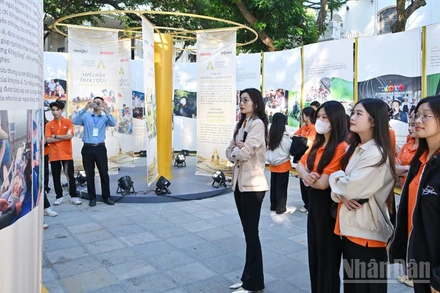 Công chúng tham quan Triển lãm Hành động vì cộng đồng 2025. (Ảnh: THỦY NGUYÊN)