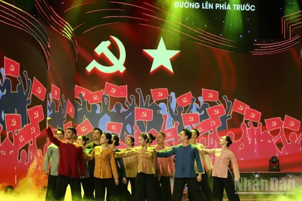 Chương trình “Đường lên phía trước” quy tụ sự tham gia biểu diễn của nhiều nghệ sĩ được công chúng yêu mến. (Ảnh: TRẦN HUẤN)