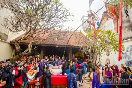 Du khách thích thú khi được chứng kiến nghi thức dựng nêu ngày Tết tại đình Kim Ngân vào dịp Tết 2025. (Ảnh: THẾ ĐẠI)