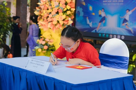 Học sinh ký cam kết "Công dân số trách nhiệm và tử tế" trong Lễ khai giảng năm học 2025-2026. Nhà trường mong muốn, qua cam kết này, gửi gắm thông điệp tới các học sinh: hãy biết ứng xử văn minh, tử tế và có trách nhiệm trên không gian mạng, cũng như trong trường học.