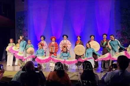 Màn trình diễn áo dài mang tên “Ba miền chung một dáng hoa”, do Câu lạc bộ Di sản Áo dài Việt Nam tại Vương quốc Bỉ phối hợp với Hội phụ nữ UGVB thực hiện.