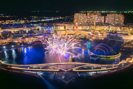 Những màn pháo hoa rực rỡ giữa bầu trời đêm Phú Quốc. 