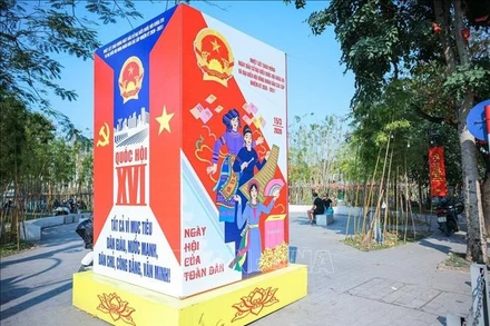 Khẩu hiệu cổ động được bố trí nổi bật, góp phần tạo không khí phấn khởi trước ngày bầu cử. (Ảnh: TTXVN)