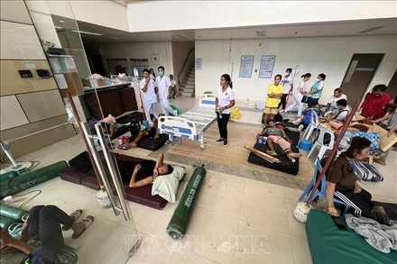 Nạn nhân bị thương do động đất được đưa tới bệnh viện ở Cebu, Philippines, ngày 1/10/2025. (Ảnh: THX/TTXVN)