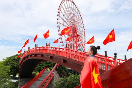 Sắc đỏ ngập tràn tại nhiều điểm đến.