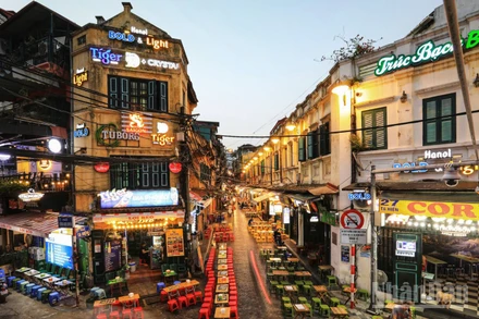 Phố cổ Hà Nội lên đèn lúc hoàng hôn. Đây là một trong những điểm đến thu hút đông đảo du khách trong nước và quốc tế ghé thăm. (Ảnh: THÀNH ĐẠT)