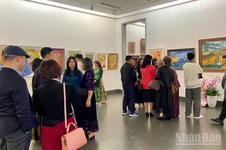 "Miền xanh" thu hút sự quan tâm của đông đảo công chúng yêu hội họa.