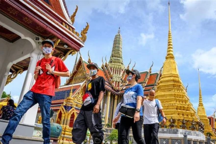Du khách tham quan Cung điện Hoàng gia Thái Lan ở Bangkok. (Ảnh: TTXVN)