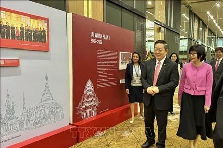 Đại sứ Tôn Thị Ngọc Hương, Trưởng Phái đoàn Đại diện Việt Nam tại ASEAN và Tổng Thư ký ASEAN Kao Kim Hourn tại Triển lãm ảnh “25 năm Hội nhập”.