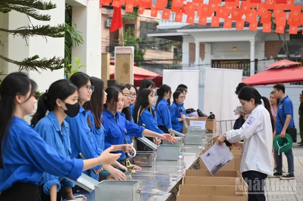 Các thí sinh kiểm tra tư trang trước khi bước vào phòng thi. (Ảnh: THẾ ĐẠI)