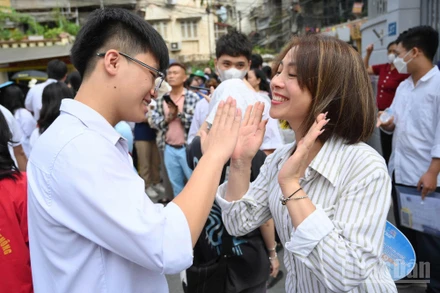 Thí sinh chia sẻ niềm vui với mẹ sau khi hoàn thành tốt bài thi Ngữ văn. (Ảnh: THẾ ĐẠI)