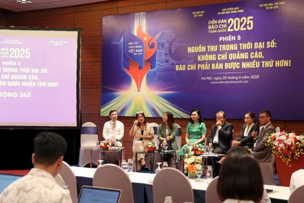 Quang cảnh phiên thảo luận "Nguồn thu trong thời đại số: Không chỉ quảng cáo, báo chí phải bán được nhiều thứ hơn". (Ảnh: LÊ PHÚ/TTXVN)