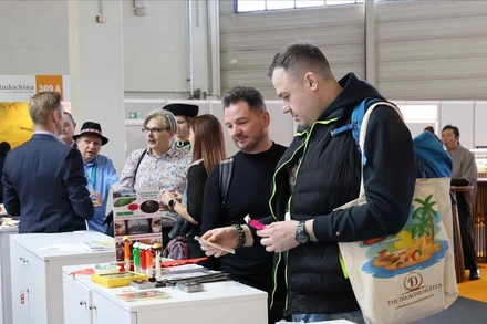 Du khách nước ngoài tìm hiểu các sản phẩm du lịch tại gian hàng Việt Nam ở Hội chợ Du lịch quốc tế Berlin 2026. (Ảnh: TTXVN)