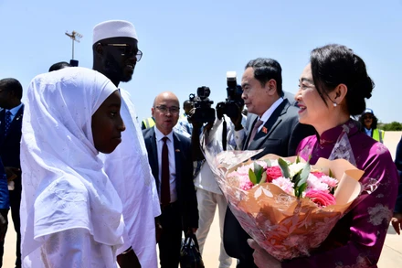 Chủ tịch Quốc hội Cộng hòa Senegal El Malick Ndiaye đón Chủ tịch Quốc hội Trần Thanh Mẫn và Phu nhân cùng Đoàn đại biểu cấp cao nước ta tại sân bay.