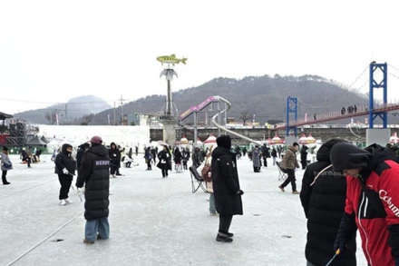 Khách du lịch trải nghiệm nhiều hoạt động thú vị tại Lễ hội câu cá trên băng Hwacheon, Hàn Quốc. (Ảnh: TTXVN)