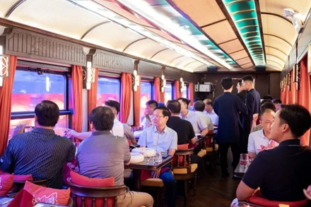 Du khách trải nghiệm tàu hỏa hạng sang SJourney. (Ảnh: TITC)