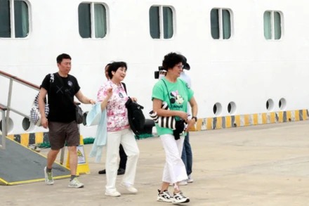 Khách du lịch Trung Quốc cập bến Cảng tàu khách quốc tế Hạ Long (Quảng Ninh), sẵn sàng khám phá vẻ đẹp của Vịnh Hạ Long. (Ảnh: TTXVN)