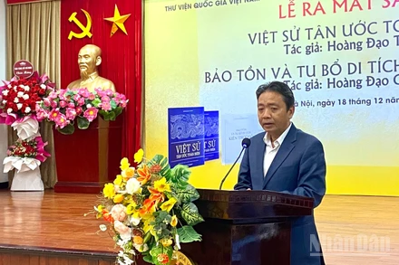 Thứ trưởng Văn hóa, Thể thao và Du lịch Hoàng Đạo Cương chia sẻ về cuốn sách "Bảo tồn và tu bổ di tích kiến trúc gỗ" tại sự kiện. (Ảnh: CHIÊU ANH)