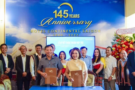 Buổi ký kết thỏa thuận hợp tác phát triển du lịch bền vững giữa Ủy ban nhân dân xã Sơn Tây Thượng với Tạp chí Du lịch Thành phố Hồ Chí Minh.