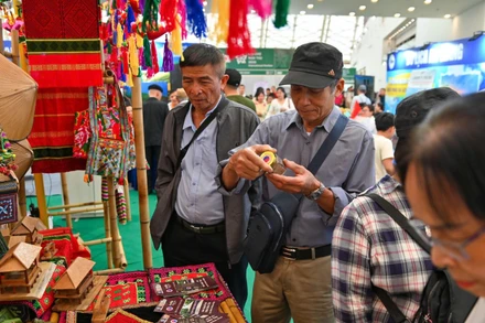 Gian hàng trưng bày các sản phẩm thủ công mỹ nghệ thu hút khách tham quan. 