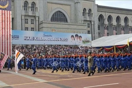 Diễu hành qua Lễ đài. (Ảnh: TTXVN)