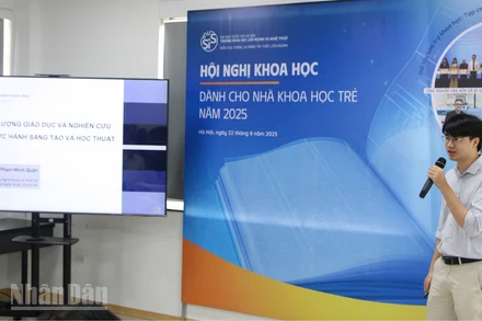 Thạc sĩ Phạm Minh Quân trình bày tham luận "Thúc đẩy chất lượng giáo dục và nghiên cứu nghệ thuật: thực hành sáng tạo và học thuật hội nhập" tại Hội nghị. (Ảnh: SIS)