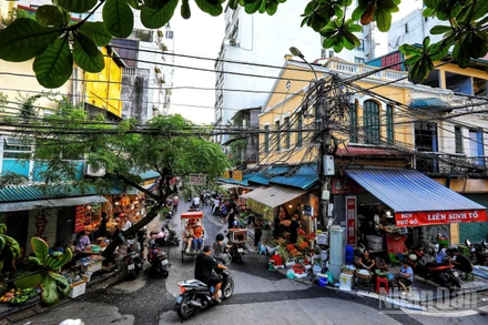 Một góc nhộn nhịp của phố cổ Hà Nội. (Ảnh: THÀNH ĐẠT)