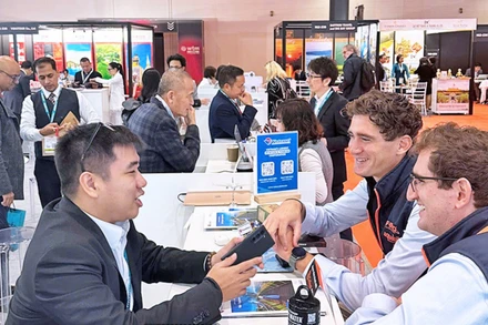 Gian hàng Việt Nam tại Hội chợ Du lịch quốc tế WTM London 2024 thu hút sự quan tâm của nhiều doanh nghiệp, đối tác quốc tế. (Ảnh: TITC)