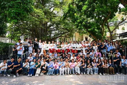 Đồng chí Lê Quốc Minh, Ủy viên Trung ương Đảng, Tổng Biên tập Báo Nhân Dân, Phó Trưởng Ban Tuyên giáo và Dân vận Trung ương, Chủ tịch Hội Nhà báo Việt Nam chụp hình lưu niệm cùng các nghệ sĩ và độc giả. 