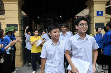 Không ít thí sinh thể hiện niềm vui, sự thoải mái khi hoàn thành ngày thi đầu tiên. (Ảnh: THẾ ĐẠI)