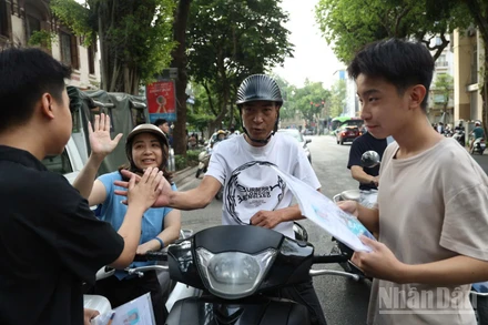 Phụ huynh động viên, đưa con tham dự Kỳ thi vào lớp 10. (Ảnh: THẾ ĐẠI)