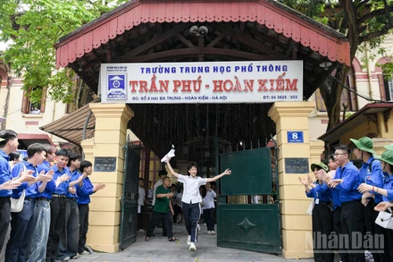 Thí sinh đầu tiên bước ra từ điểm thi Trường trung học phổ thông Trần Phú, Hoàn Kiếm, Hà Nội. (Ảnh: THẾ ĐẠI)