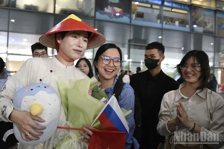 Khán giả chào đón Quán quân Intervision 2025 Đức Phúc tại Sân bay quốc tế Nội Bài.