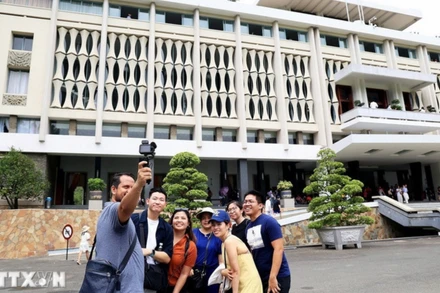 Du khách Trung Quốc tham quan Dinh Độc Lập - một trong những điểm đến lịch sử ở Thành phố Hồ Chí Minh. (Ảnh: TTXVN)