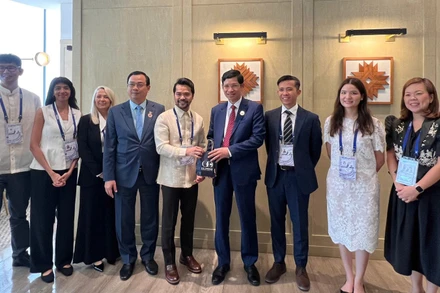 Thứ trưởng Văn hóa, Thể thao và Du lịch Hồ An Phong tặng quà lưu niệm cho đoàn doanh nghiệp USABC. (Ảnh: TITC)