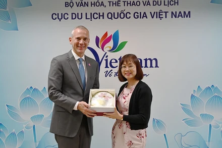 Phó Cục trưởng Du lịch Quốc gia Việt Nam Nguyễn Thị Hoa Mai tặng quà lưu niệm cho Tổng Giám đốc điều hành Cơ quan Du lịch Azerbaijan Florian Sengstschmid. (Ảnh: TITC)
