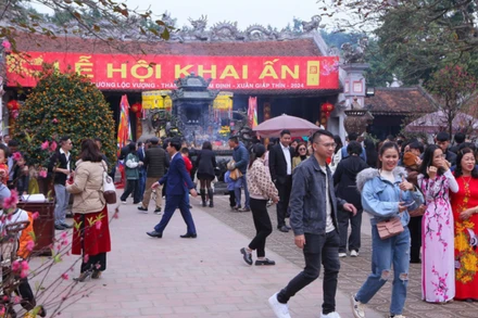 Khách du lịch đến đền Trần vào đầu năm mới. (Ảnh: TTXVN)