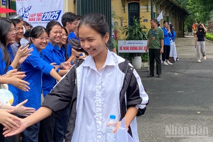 Thí sinh dự thi vào lớp 10 chuyên (Ảnh: THẾ ĐẠI)