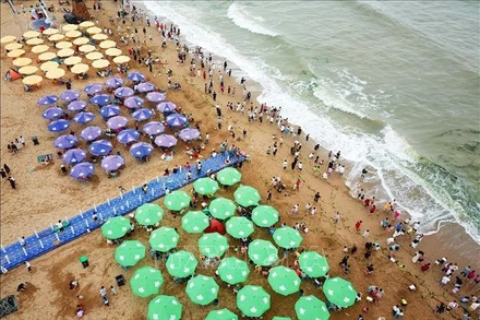 Người dân tắm biển tránh nóng tại tỉnh Giang Tô, Trung Quốc. (Ảnh: THX/TTXVN)