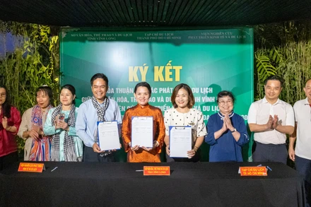 Sở Văn hóa, Thể thao và Du lịch tỉnh Vĩnh Long, Viện nghiên cứu Phát triển kinh tế và Du lịch cùng Tạp chí Du lịch Thành phố Hồ Chí Minh ký kết biên bản thỏa thuận hợp tác.