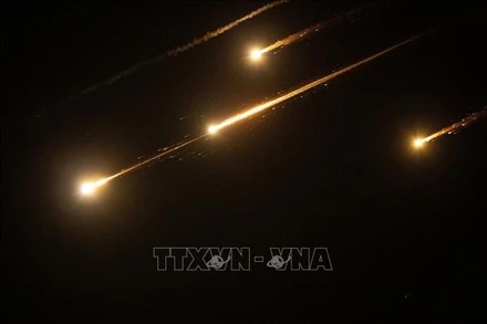 Hàng loạt tên lửa trong chiến dịch trả đũa của Iran được phóng xuống lãnh thổ Israel tối 13/6/2025. (Ảnh: THX/TTXVN)