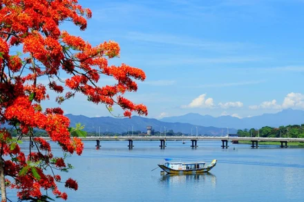 Vẻ đẹp của dòng sông Hương thơ mộng. (Ảnh: TTXVN)